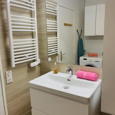 Proche Centre - Avec Balcon Апартаменты *